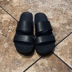 Used size 8.5 Reef platforms black
